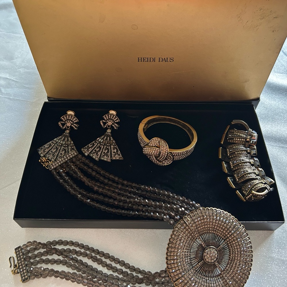 Classic Heidi Daus Gold & Black Necklace, Bracelets & Earrings Set